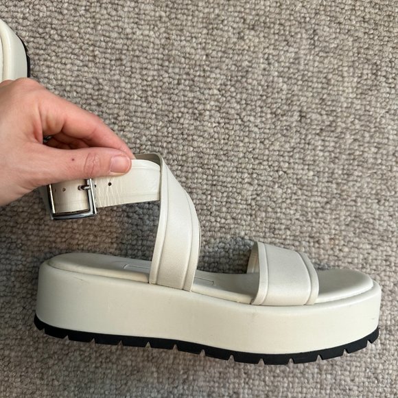 Zara Beige Flat Leather Sandals - Picture 4 of 7